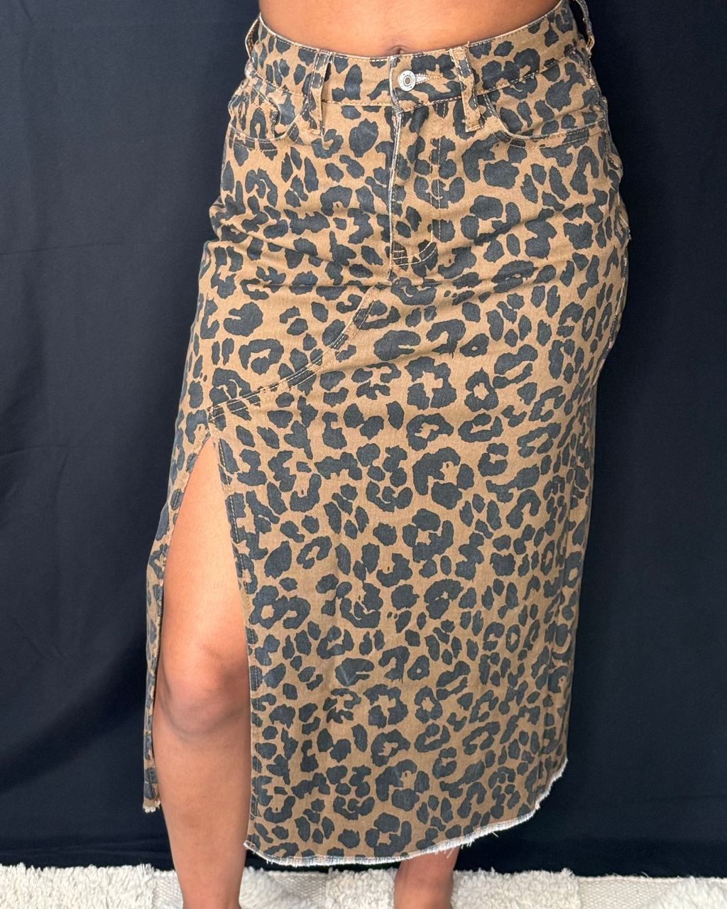 Leopard print skirt with a slit on a dark background